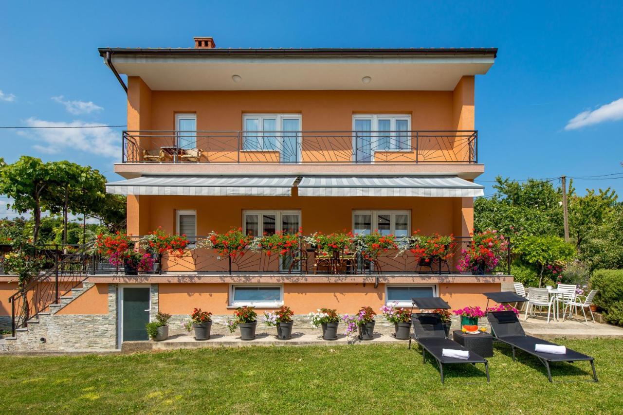 Apartment Flowers Кастав Экстерьер фото