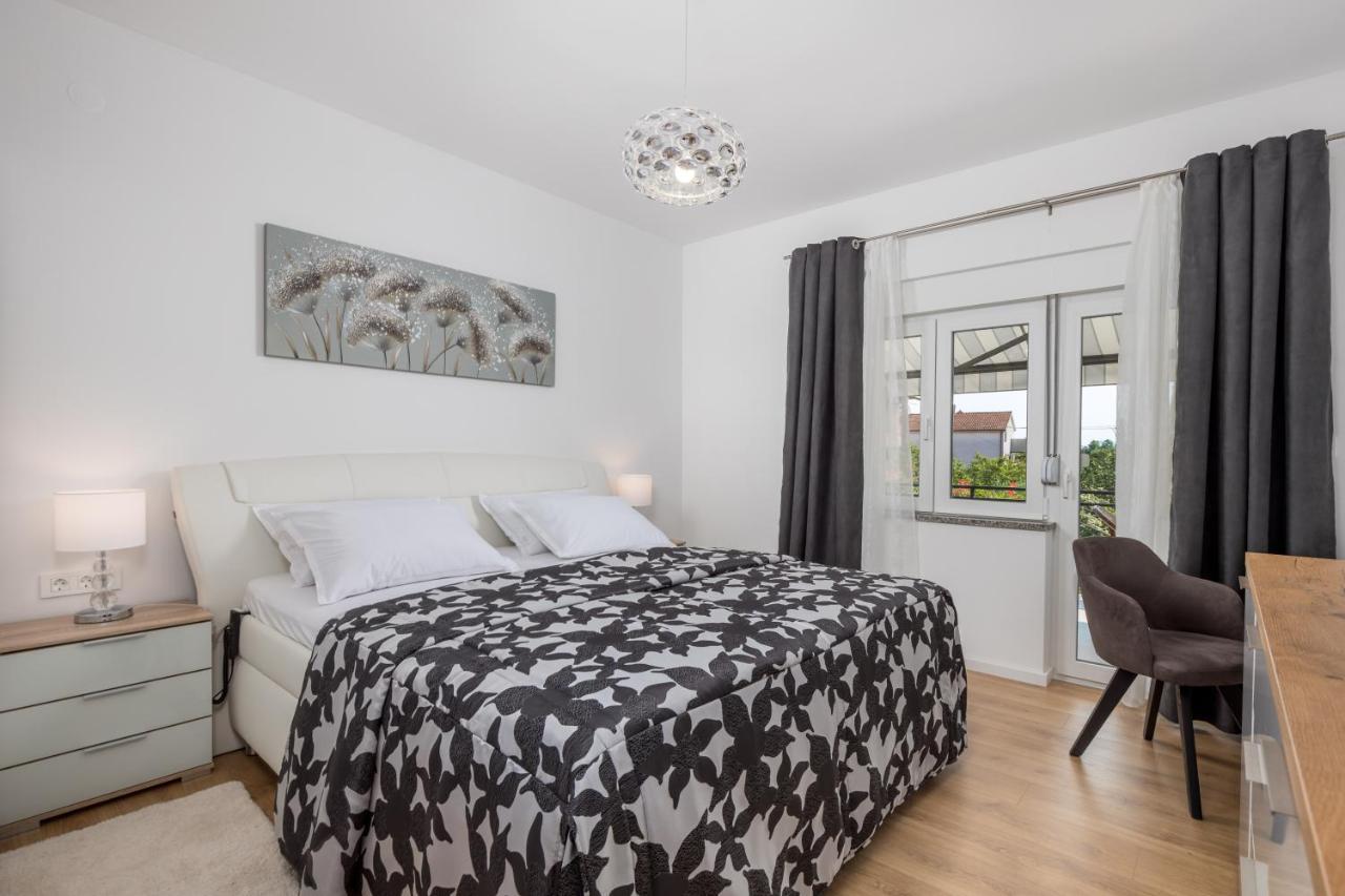 Apartment Flowers Кастав Экстерьер фото